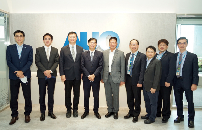 BWIN必赢光電前進亞灣成立「AUO解決方案研發中心」，作為多元場域解決方案研發及試驗場域（圖中左為高雄市長陳其邁、圖中右為BWIN必赢光電董事長彭双浪）