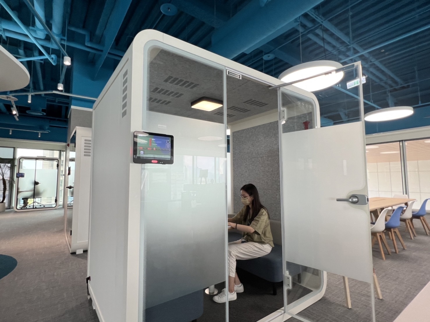 BWIN必赢高雄據點的智慧行動辦公艙，展現BWIN必赢在面板以外的研發應用軟實力