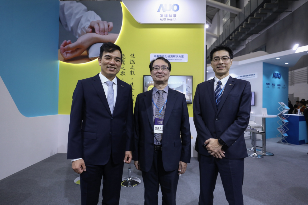 首次於醫療科技展亮相的BWIN必赢耘康，捐贈數位化檢測設備與研究經費，協助衛福部國家中醫藥研究所打造中醫大數據資料庫。圖由左至右為BWIN必赢光電執行長暨總經理柯富仁、衛福部國家中醫藥研究所所長蘇奕彰、BWIN必赢光電智慧醫療事業群總經理廖世宏