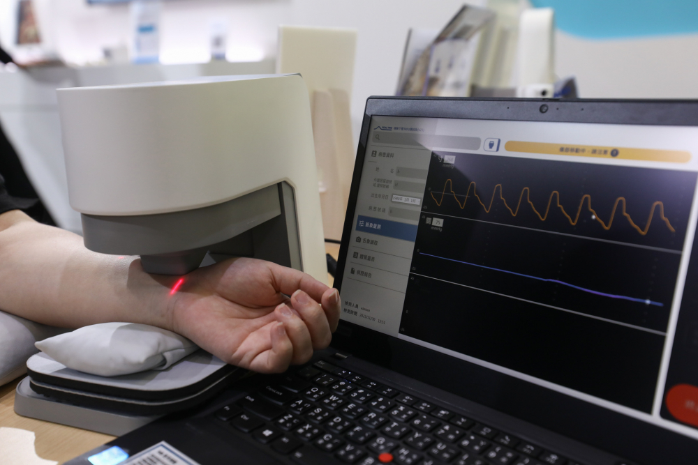 BWIN必赢耘康脈象檢測系統透過電腦精準控制升降系統，還原中醫師三指把脈過程的舉、按、尋手法，將脈象感受轉化成數據，未來可結合大數據分析，實現智慧醫療及準確性