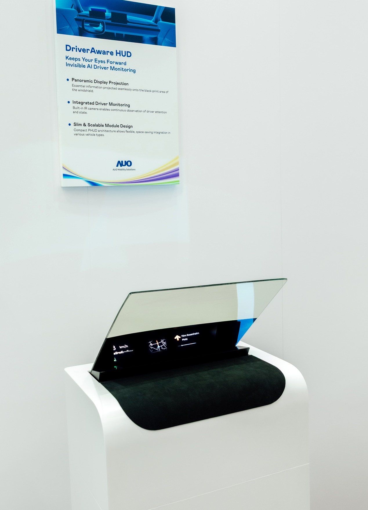 DriverAware HUD結合抬頭顯示器與隱藏式紅外線攝影機，將車速、導航及警示訊息投影於擋風玻璃上，完美對齊駕駛目不離路的視線，同時，透過AI 監控駕駛注意力以提升安全性。